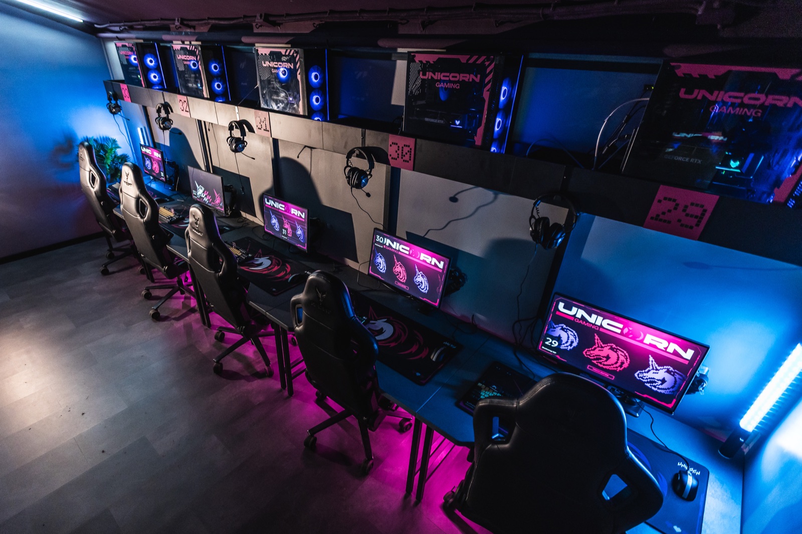 Игровые места компьютерного клуба Unicorn Gaming ЗИЛ